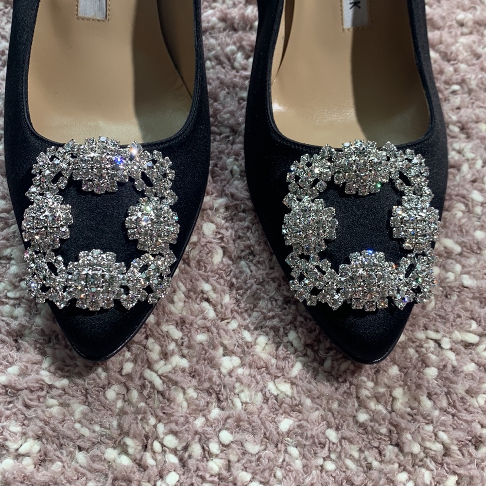 MANOLO BLAHNIK
Hangisi 70mm Pump - Picture 12 of 15